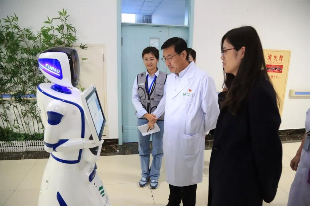 呼伦贝尔市首台智能导诊机器人——“赛努”上岗了.webp.jpg